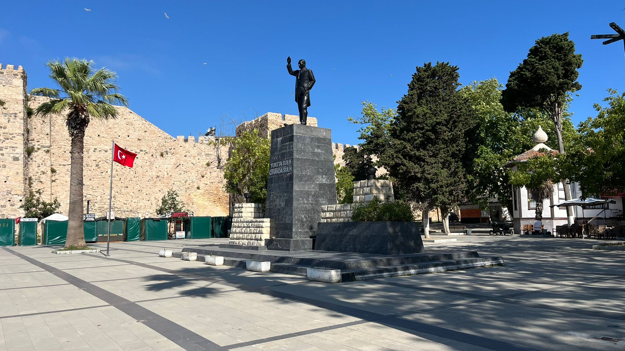 ATATÜRK BÜSTLERİNİN RUTİN TEMİZLİKLERİ DEVAM EDİYOR