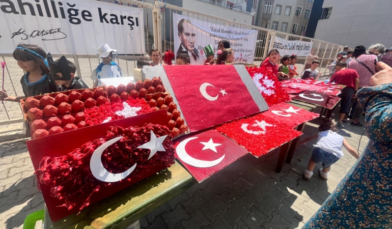 ATIKLAR ÖĞRENCİLERİN ELİNDE SANATA DÖNÜŞTÜ