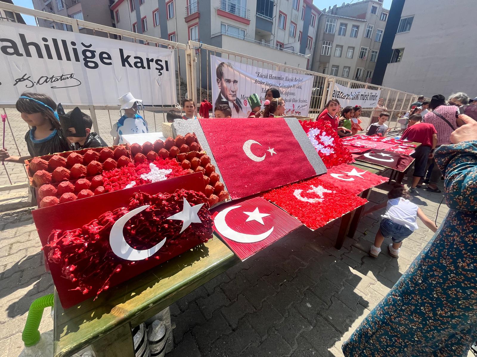 ATIKLAR ÖĞRENCİLERİN ELİNDE SANATA DÖNÜŞTÜ