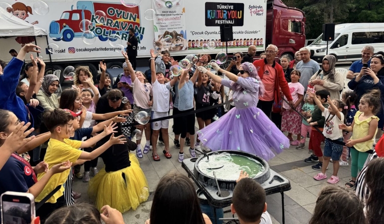Sinop’ta binlerce çocuk geleneksel oyunları oynadı