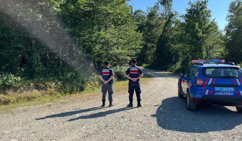 Jandarma ekiplerinden ormanlık alanda denetim