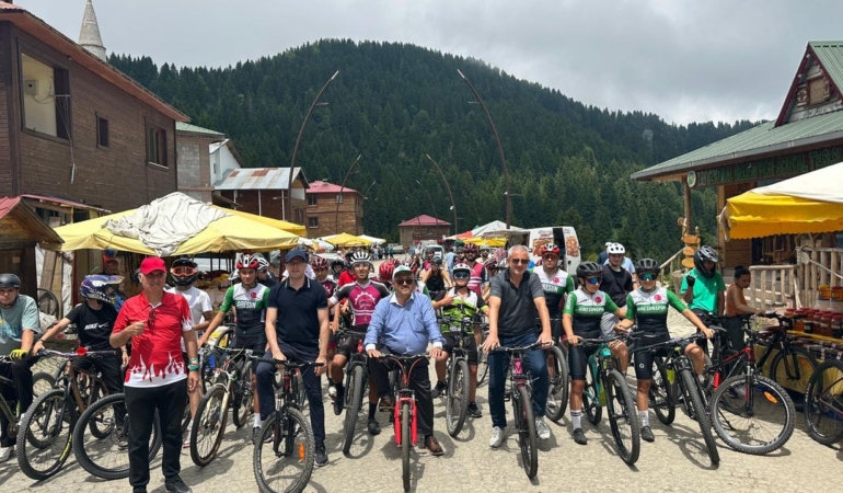 Sinoplu bisikletçiler etkinlikte pedal çevirdi