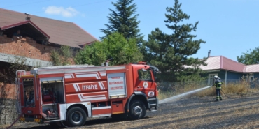 aniz-yangininin-sicradigi-ev-hasar-gordu