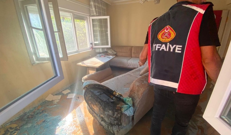 Apartman dairesinde çıkan yangın hasara yol açtı