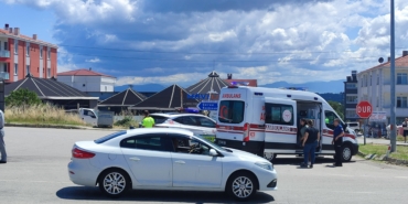 DİREKSİYON HAKİMİYETİNİ KAYBEDEN MOTOSİKLETLİ SÜRÜCÜ DÜŞTÜ