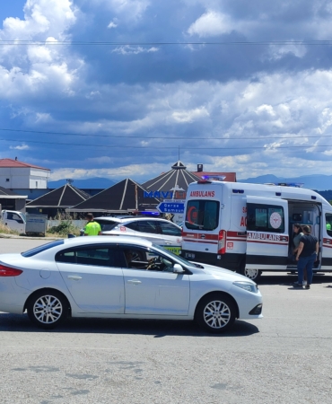 DİREKSİYON HAKİMİYETİNİ KAYBEDEN MOTOSİKLETLİ SÜRÜCÜ DÜŞTÜ