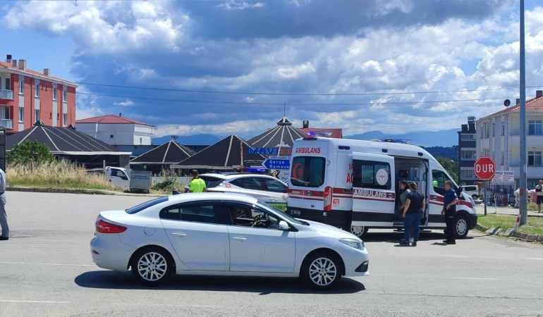 DİREKSİYON HAKİMİYETİNİ KAYBEDEN MOTOSİKLETLİ SÜRÜCÜ DÜŞTÜ