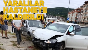 İki otomobil kavşakta çarpıştı. 3 yaralı var!