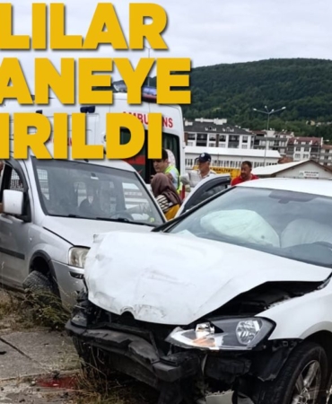 İki otomobil kavşakta çarpıştı. 3 yaralı var!