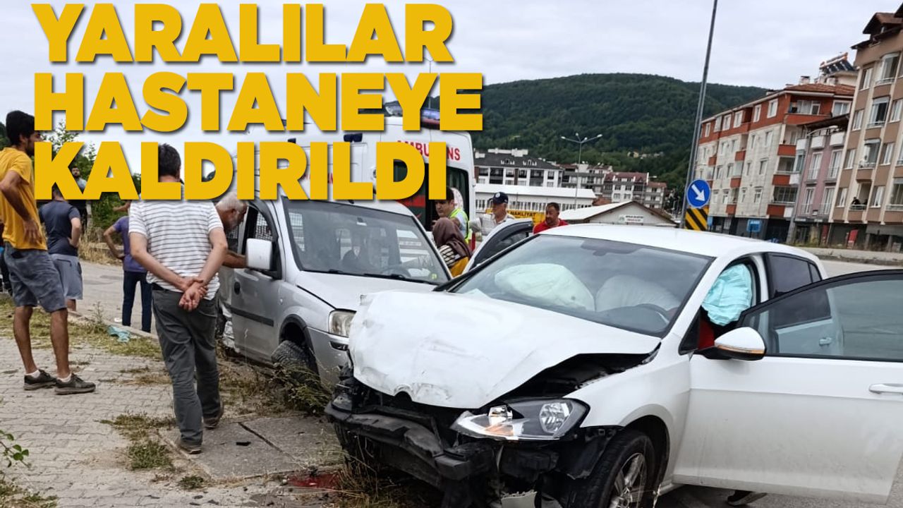 İki otomobil kavşakta çarpıştı. 3 yaralı var!
