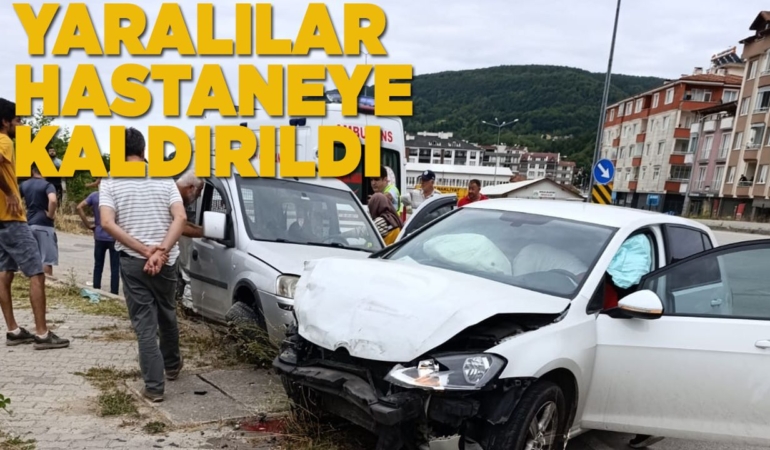 İki otomobil kavşakta çarpıştı. 3 yaralı var!