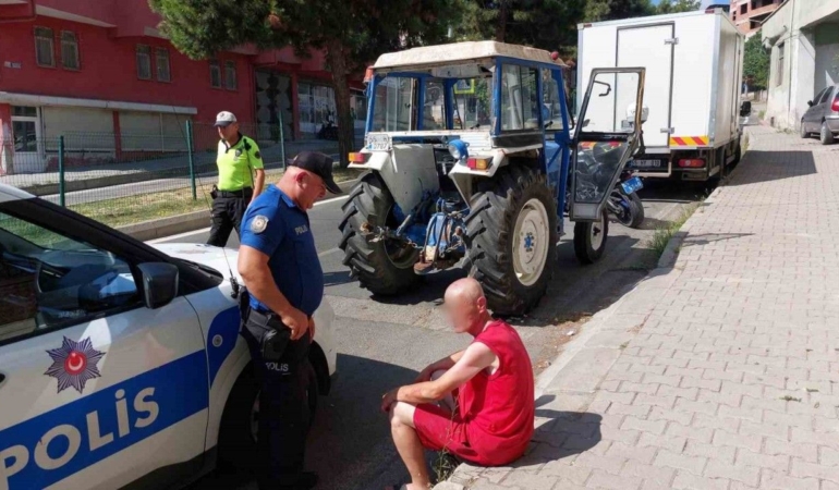 Çaldığı traktörle gezintiye çıktı