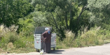 copten-topladiklariyla-sokak-hayvanlarini-besliyor