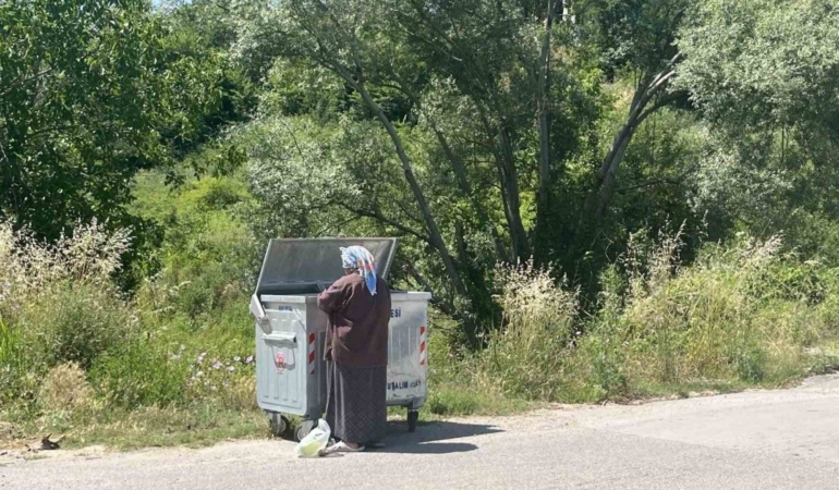 Çöpten topladıklarıyla sokak hayvanlarını besliyor