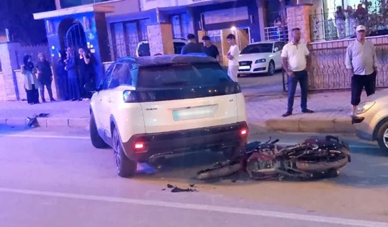 Motosiklet ve otomobil çarpıştı: Bir kişi yaralandı