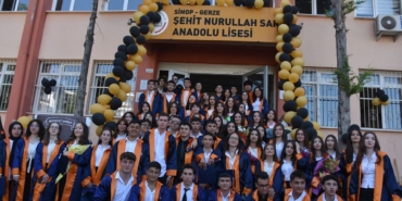 Lise öğrencileri mezuniyet sevinci yaşadı