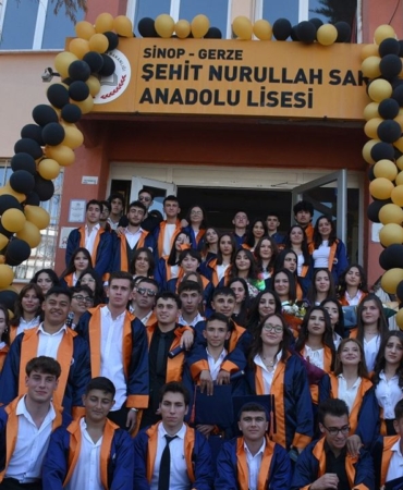 Lise öğrencileri mezuniyet sevinci yaşadı