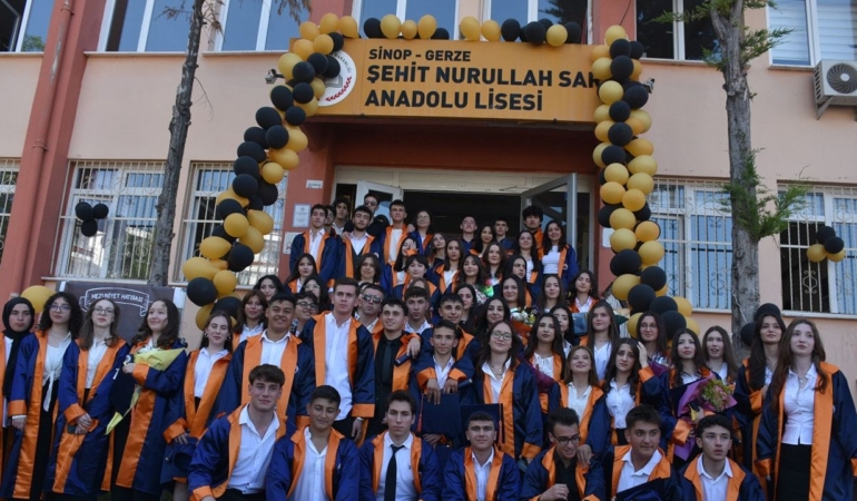 Lise öğrencileri mezuniyet sevinci yaşadı