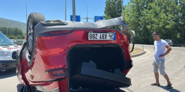 devrilen-otomobildeki-4-kisi-yaralandi