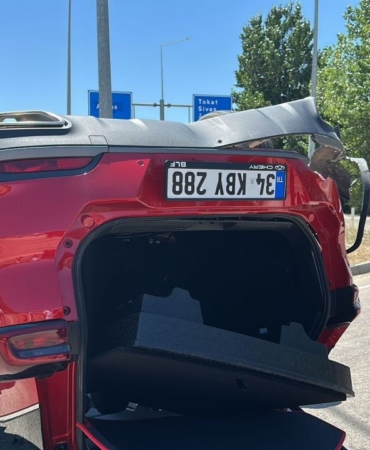 devrilen-otomobildeki-4-kisi-yaralandi