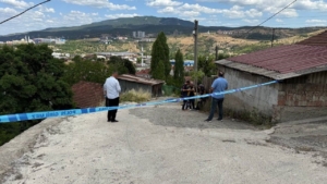 duserek-basini-yere-carpan-kisi-hayatini-kaybetti