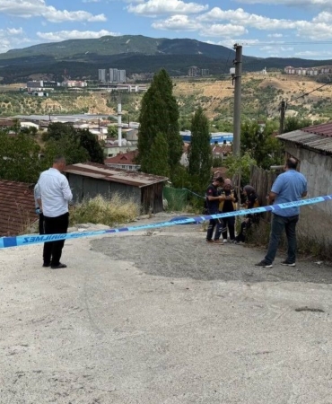 duserek-basini-yere-carpan-kisi-hayatini-kaybetti