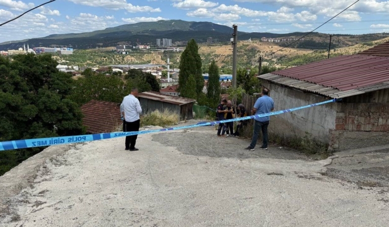 Düşerek başını yere çarpan kişi hayatını kaybetti