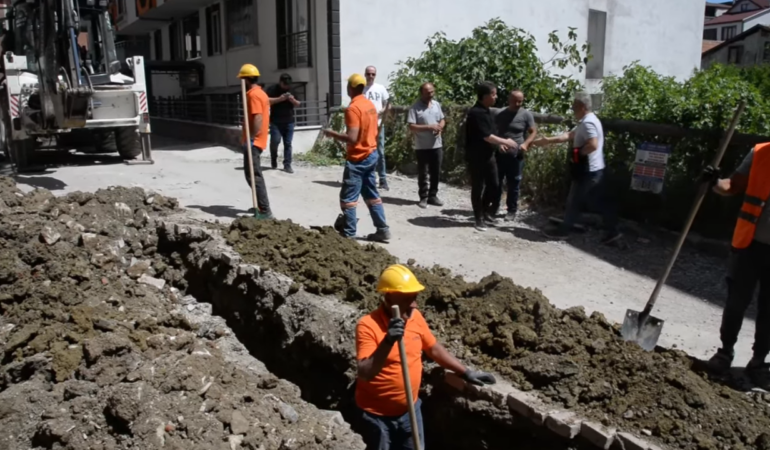 İlçede hastane yolu geçici olarak trafiğe kapatıldı