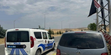 elektrik-diregine-carpan-otomobildeki-3-kisi-yaralandi