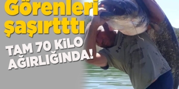 70 kilogramlık balıkla poz verdi