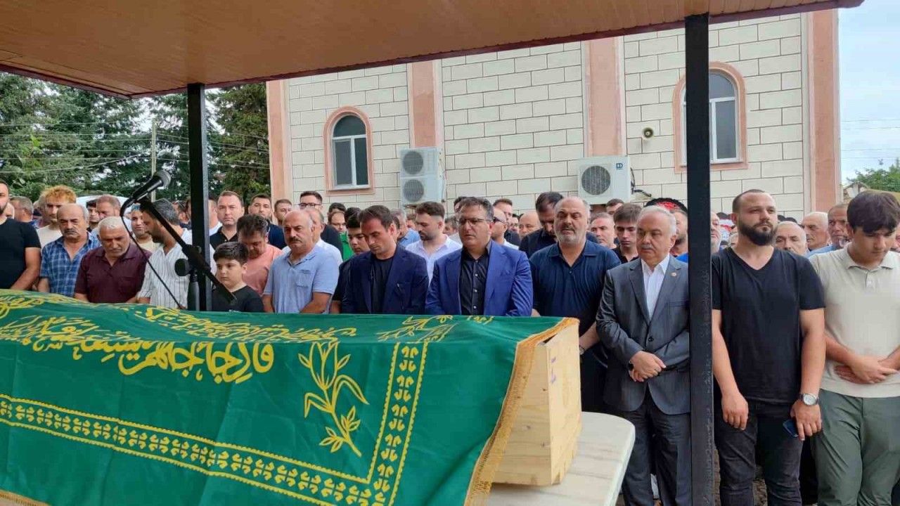 gazeteci-cem-kucukun-babasi-son-yolculuga-ugurlandi