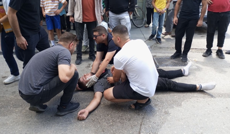 Hafif ticari araçla çarpışan motosikletin sürücüsü yaralandı