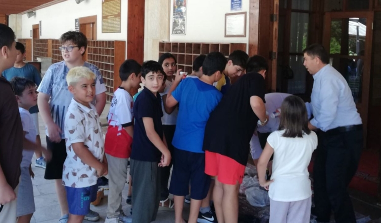 Çarşı esnafından Kur’an kursu öğrencilerine çiğ köfte ikramı