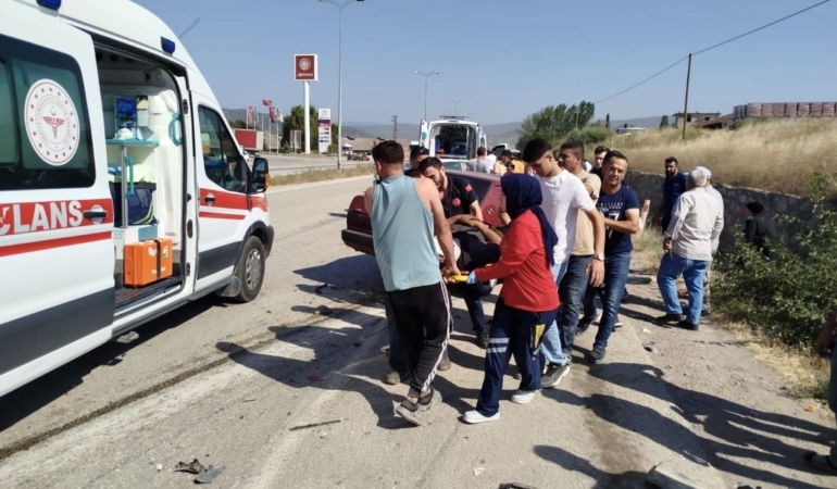 İki aracın çarpıştığı kazada 3 kişi yaralandı