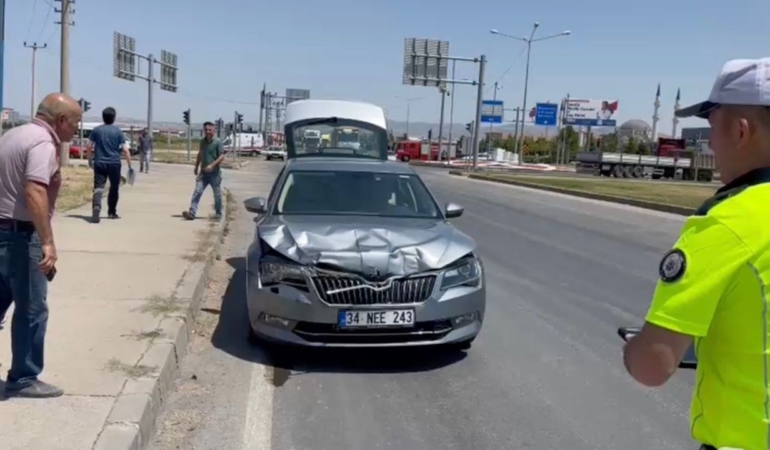 İki otomobil çarpıştı: 3 yaralı