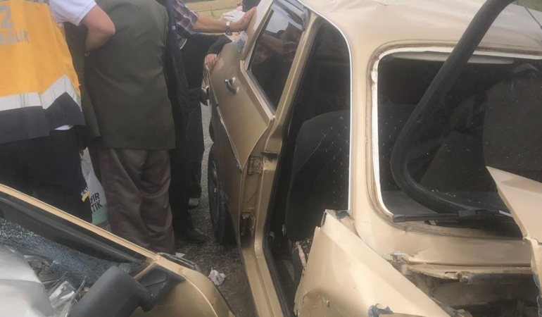 iki otomobilin çarpıştığı kazada 5 kişi yaralandı