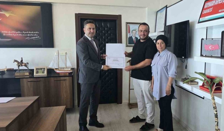 İskeleyi temizleyen çifte teşekkür belgesi