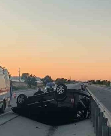 kamyonet-kontrolden-cikarak-devrildi-1-olu-2-yarali