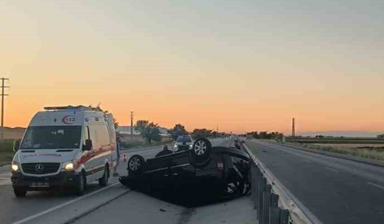 Kamyonet kontrolden çıkarak devrildi: 1 ölü, 2 yaralı