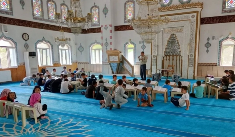 Merzifon Müftüsü yaz Kur’an kurslarını ziyaret etti