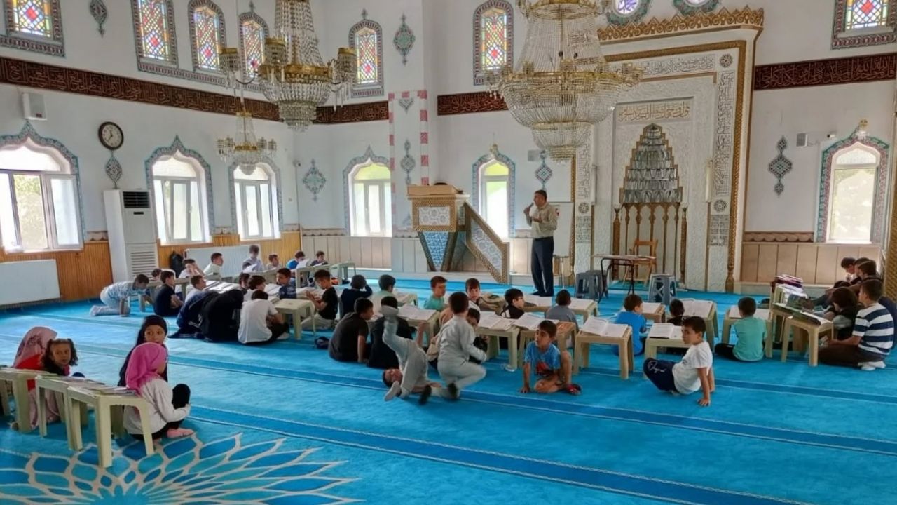 merzifon-muftusu-yaz-kuran-kurslarini-ziyaret-etti