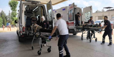 otomobil-agaca-carpti-2-kisi-yaralandi