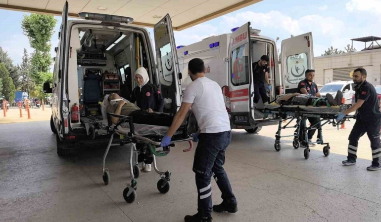 otomobil-agaca-carpti-2-kisi-yaralandi