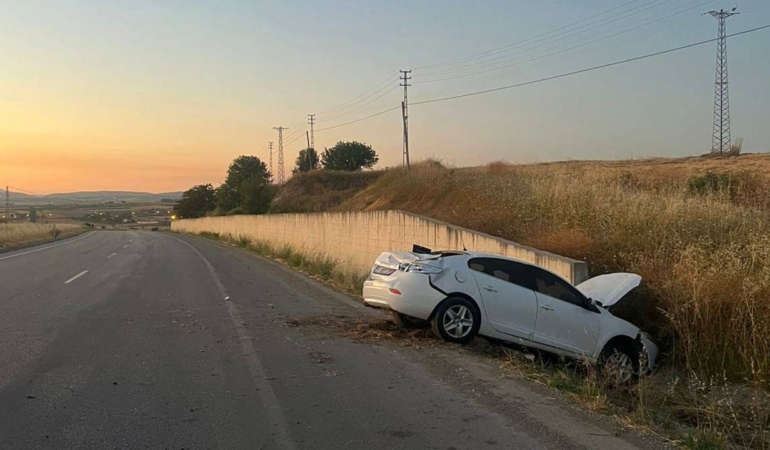 otomobil-devrildi-surucusu-agir-yaralandi