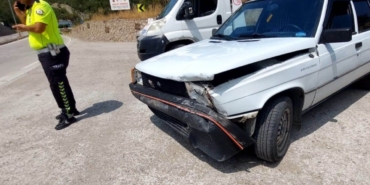 otomobil-istinat-duvarina-carpti-surucu-yaralandi