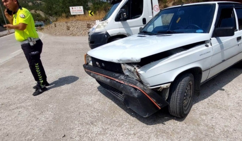 Otomobil istinat duvarına çarptı, sürücü yaralandı