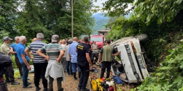 panelvan-devrildi-2-kisi-oldu-3-kisi-yaralandi