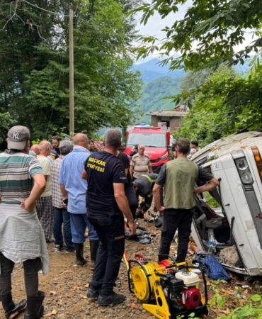 panelvan-devrildi-2-kisi-oldu-3-kisi-yaralandi