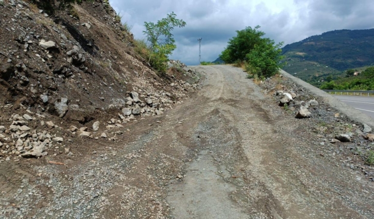 samsunda-saganak-nedeniyle-toprak-kaymasi-olustu