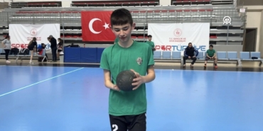 Tek eliyle takımına güç veriyor